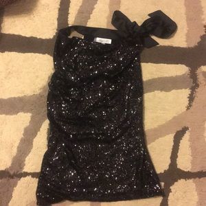 Sleeveless blouse with tie neck